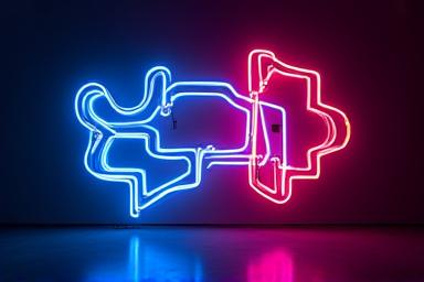 Abstrakt konstinstallation i neon